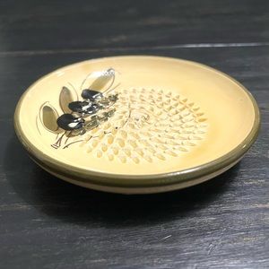 Elaboracion Artesanal Handpainted Ceramica Española Garlic Grater Dish w Olives